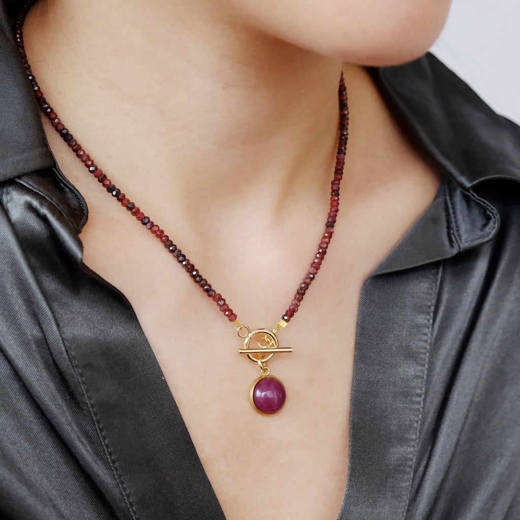 Brody Reversible Necklace in Garnet
