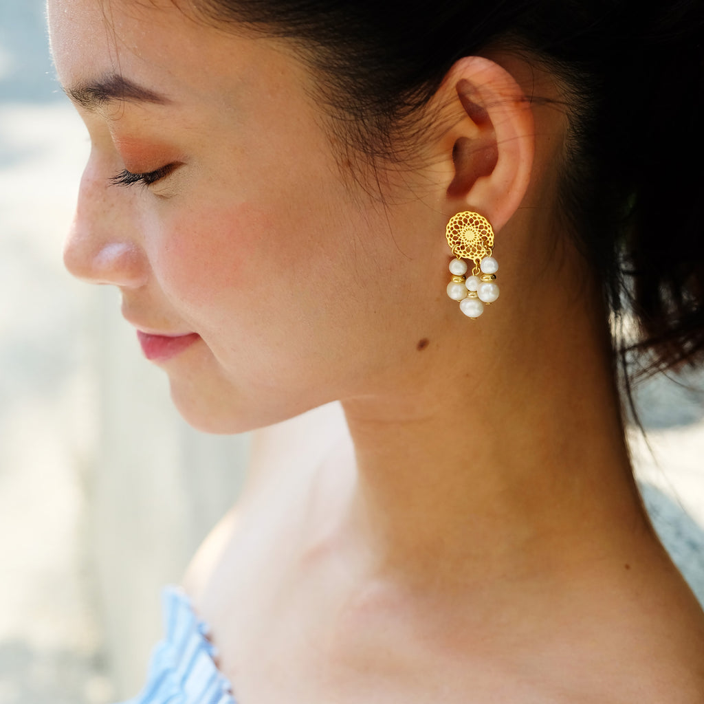 Lilo Earrings in Pearl